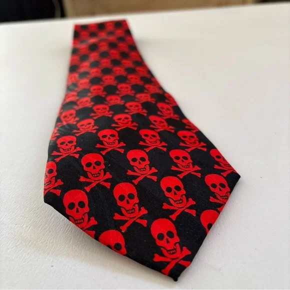 Red and Black Skull Pattern Tie goth Halloween used good condition 💀 - Picture 3 of 12